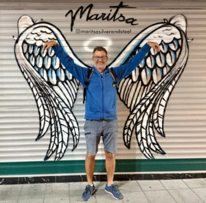 Mężczyzna ze skrzydłami