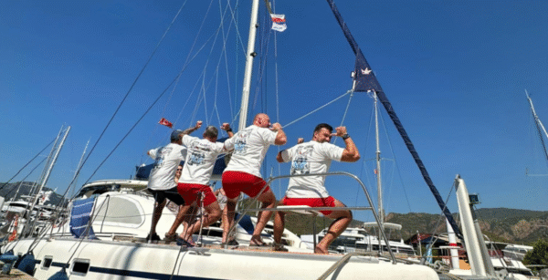 załoga na katamaranie
