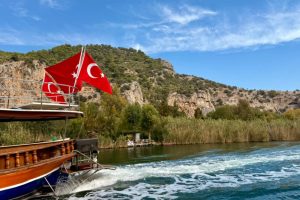 94c8a9a2-f8b5-4f09-8213-3734bc5c5ac4 Statek na rzece Dalyan