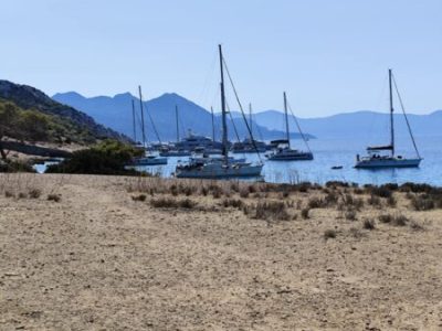 Jachty przy brzegu na zatoce